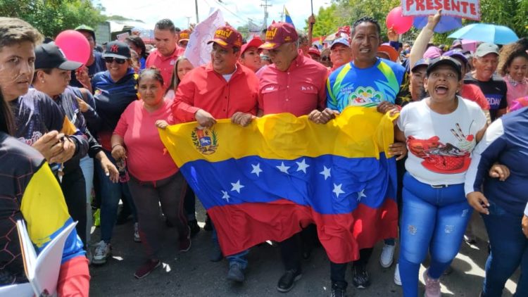 Desfile encabezado por el Gobernador y otras figuras del Psuv apoyo al gobierno en el municipio 
La Ceiba.