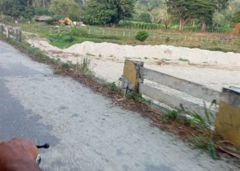 Peligrosa falla de borde en la Panamericana antes del llegar el puente sobre el rio Cheregué