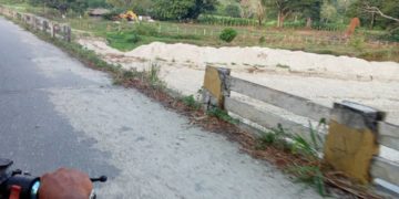 Peligrosa falla de borde en la Panamericana antes del llegar el puente sobre el rio Cheregué
