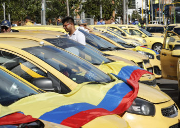 Taxistas colombianos protestan contra el alza del precio del combustible y la inseguridad