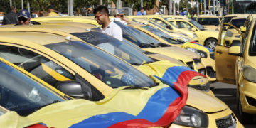 Taxistas colombianos protestan contra el alza del precio del combustible y la inseguridad