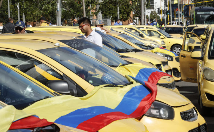 Conductores de taxis protestan este 9 de agosto de 2023, en Bogotá (Colombia).  EFE/ Mauricio Dueñas Castañeda