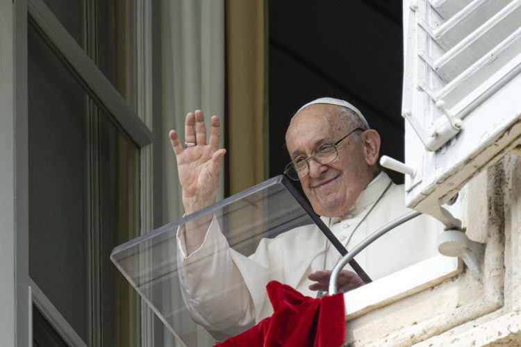 El papa Francisco durante el rezo del Angelus este domingo en la plaza de San Pedro en el Vaticano. EFE/EPA/VATICAN MEDIA HANDOUT HANDOUT EDITORIAL USE ONLY/NO SALES