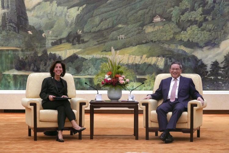 La secretaria de Comercio de Estados Unidos, Gina Raimondo (i), y el primer ministro chino, Li Qiang, durante su reunión en el Gran Salón del Pueblo en Pekín. EFE/EPA/ANDY WONG/POOL