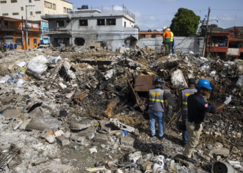 Familiares de los desaparecidos tras una explosión en una ciudad dominicana piden agilizar la búsqueda