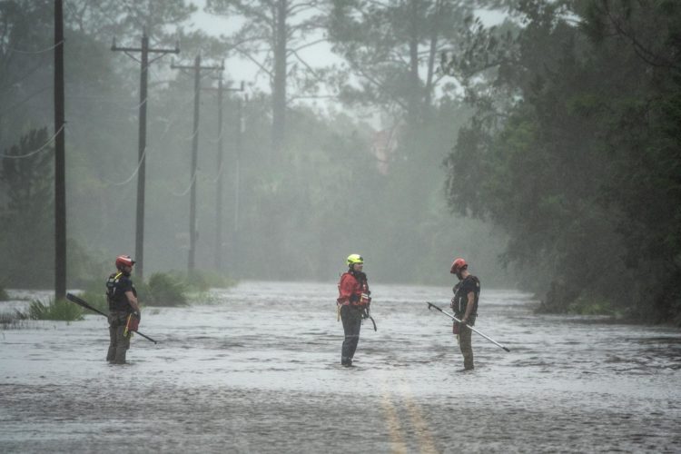 Equipos de rescate trabajan después de que el huracán Idalia tocara tierra cerca de Keaton Beach, Florida (EE.UU.), este 30 de agosto de 2023. EFE/EPA/Cristóbal Herrera-Ulashkevich