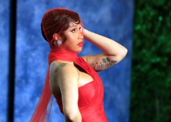 El micrófono que Cardi B arrojó durante un concierto es subastado por casi 100.000 dólares