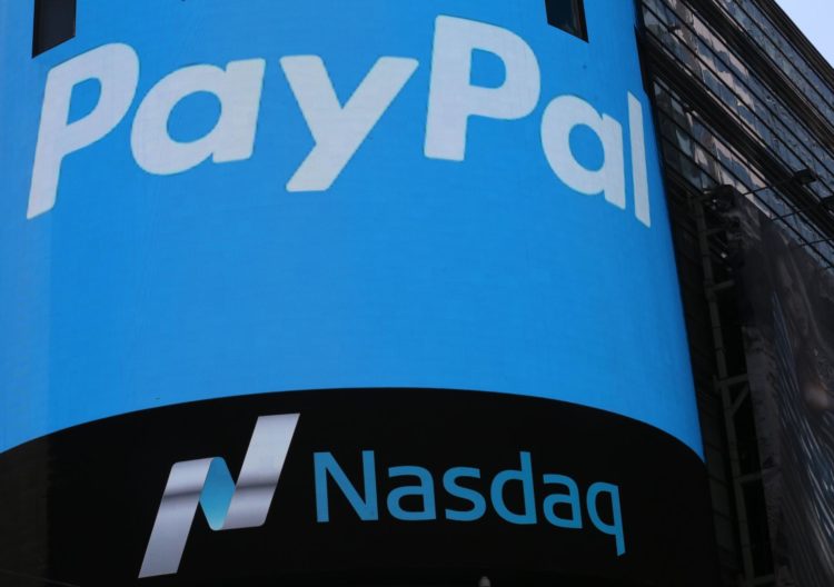 Fotografía de archivo del logo de PayPal, el gigante de los pagos digitales. EFE/Andrew Gombert