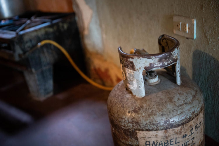 Fotografía de un cilindro de gas doméstico en un comedor comunitario, el 25 de agosto de 2023, en Caracas (Venezuela). EFE/ Rayner Pena R