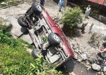Camioneta cae en el patio de una casa en Boconó