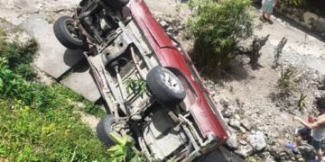Camioneta cae en el patio de una casa en Boconó