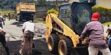 Continúan plan de bacheo en el sector Rincón III de Boconó