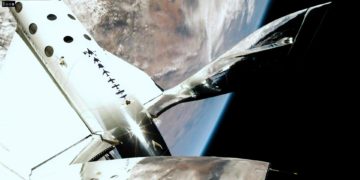 Aterriza sin percances en EE.UU. el primer vuelo suborbital para turistas de Virgin Galactic