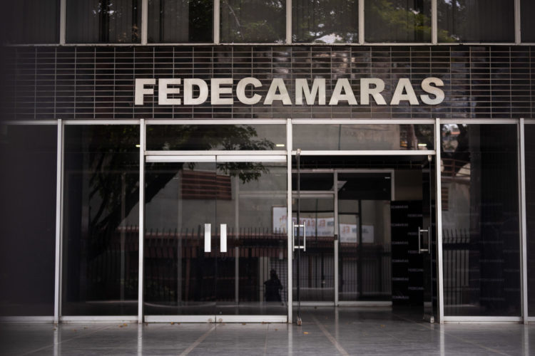 Fotografía de la fachada de la sede de la Federación Venezolana de Cámaras de Comercio y Producción (Fedecamaras), el 31 de julio de 2023, en Caracas (Venezuela). EFE/ Rayner Peña R