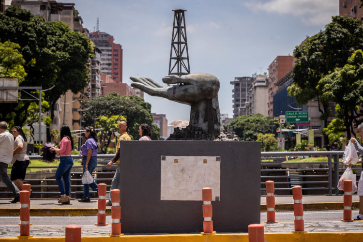 Fotografía de una escultura de Petróleos de Venezuela (Pdvsa), el 17 de agosto de 2023, en Caracas (Venezuela). EFE/Rayner Peña R.