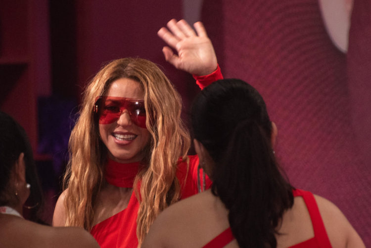 Fotografía de archivo fechada el 20 de julio de 2023 que muestra a la cantautora colombiana Shakira mientras saluda a su llegada al Media Center de los Premios Juventud, en San Juan (Puerto Rico). EFE/ Enid M. Salgado