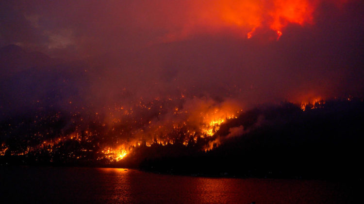 Fotografía de archivo cedida de un incendio en el Lago Adams, ubicado en Columbia Británica (Canadá). EFE/Provincial Wildfire Information Officer