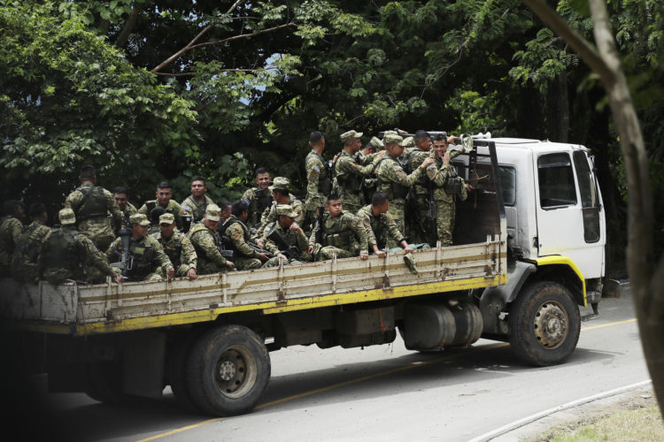 Soldados se trasladan para realizar vigilancia en Cabañas (El Salvador). EFE/Rodrigo Sura