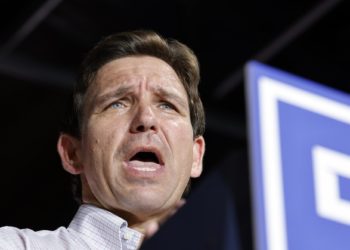 DeSantis reemplaza a su jefa de campaña en un intento por remontar como precandidato republicano