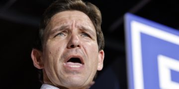 DeSantis reemplaza a su jefa de campaña en un intento por remontar como precandidato republicano