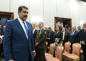 Maduro pide a los militares mantener la «guardia en alto» para defender la paz