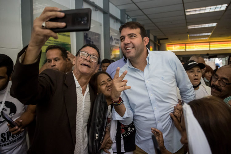 El candidato a las primarias opositoras del 22 de octubre, Carlos Prosperi, saluda a sus simpatizantes durante el lanzamiento de su campaña, hoy, en Caracas (Venezuela). EFE/ Miguel Gutierrez