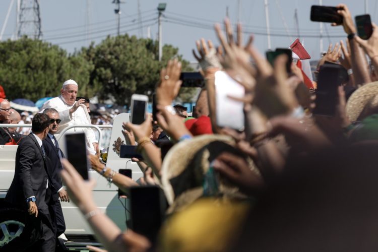 El papa Francisco se despide de la Jornada Mundial de la Juventud (JMJ) de Lisboa con un encuentro dedicado a los cerca de 25.000 voluntarios de 150 países.   EFE/EPA/ANTONIO PEDRO SANTOS / POOL