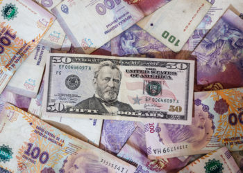 Fuerte devaluación del peso argentino tras el sorpresivo triunfo de Milei en las primarias