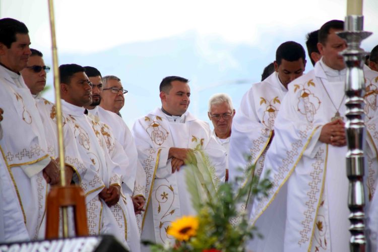 Monseñor Moronta denuncia que coyotes venden  paquetes de miseria y opresión a los migrantes