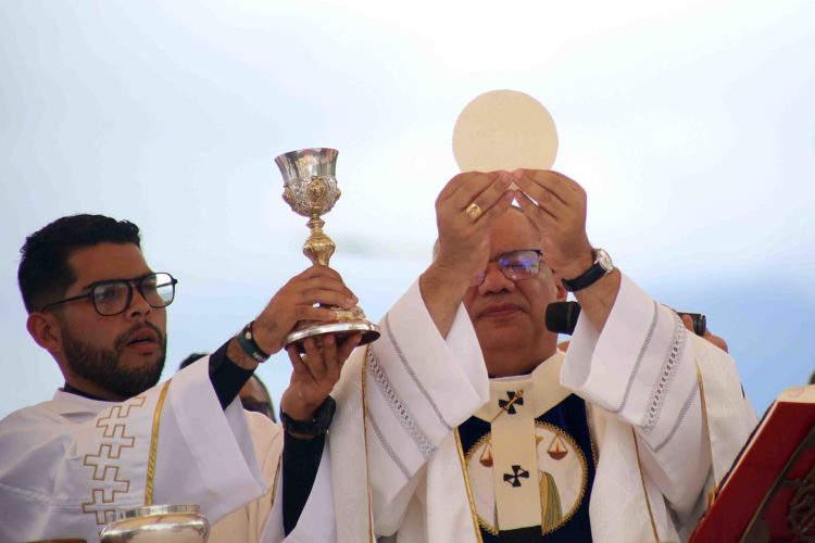 Monseñor Moronta denuncia que coyotes venden  paquetes de miseria y opresión a los migrantes