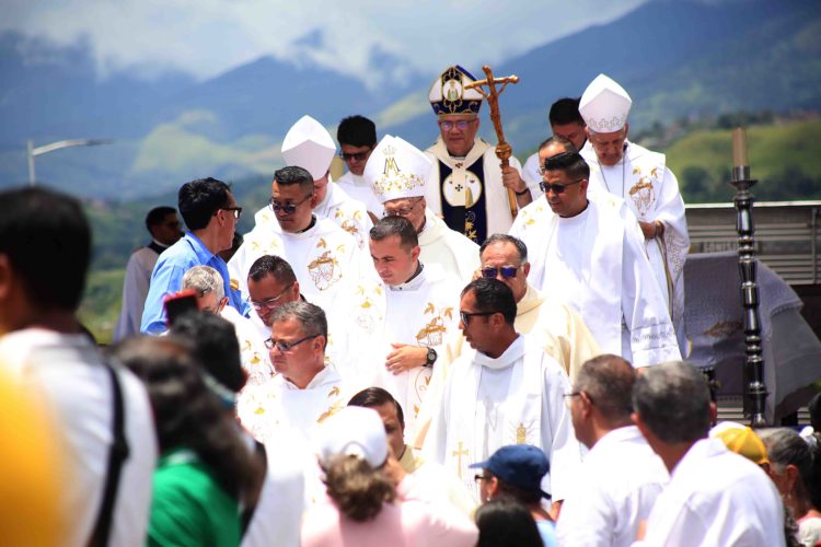 Monseñor Moronta denuncia que coyotes venden  paquetes de miseria y opresión a los migrantes