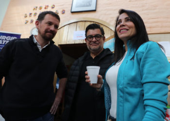 Pablo Iglesias sigue junto a la candidata Luisa González los resultados de los comicios de Ecuador