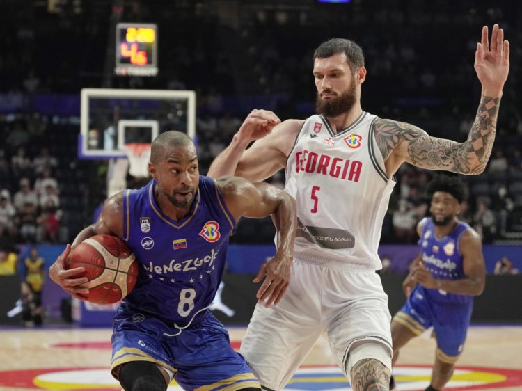 El georgiano Alexander Mamukelashvili trata de frenar al venezolano David Cubillan durante el partido del Mundial de baloncesto que ambas selecciones han disputado en Okinawa EFE/EPA/KIMIMASA MAYAMA