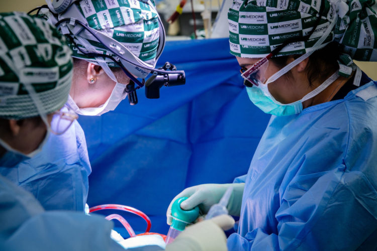 El equipo médico responsable del xenotrasplante, con la cirujana Jayme Locke -en el centro- al frente. Crédito: Steve Wood, UAB. Imagen facilitada por la Universidad de Alabama en Birmingham. EFE