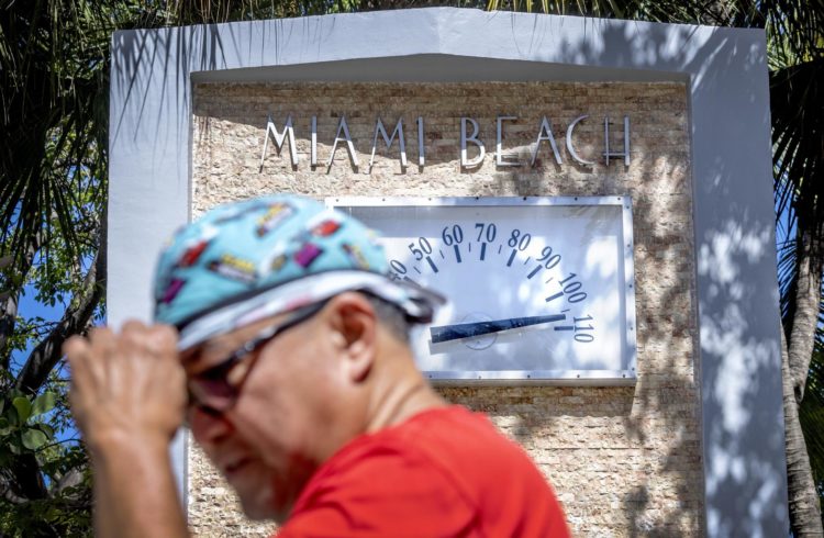 Imagen de una persona caminando junto al termómetro de Miami Beach, que marca una temperatura de 105 grados Fahrenheit (alrededor de 40 Celsius) en el mes de julio. EFE/EPA/CRISTOBAL HERRERA-ULASHKEVICH