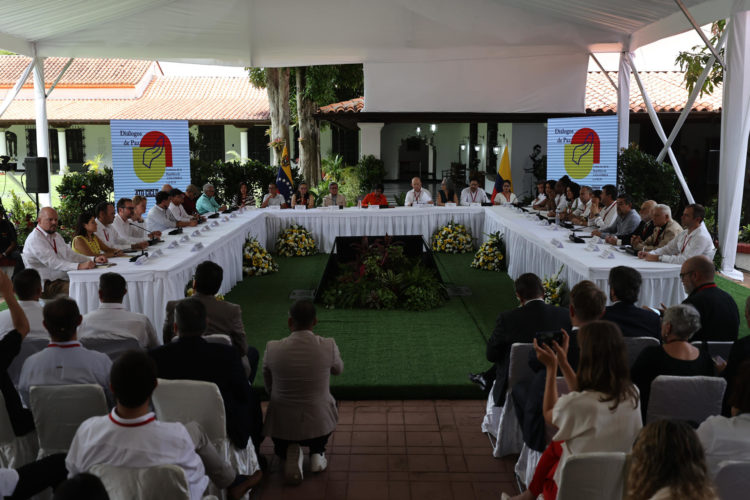 Fotografía del acto de inicio del cuarto ciclo de negociaciones entre el Gobierno colombiano y el Ejército de Liberación Nacional (ELN), hoy, en Caracas (Venezuela). EFE/Miguel Gutiérrez