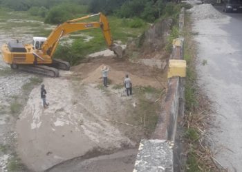 Construyen muro y revisan estructura de puente para proteger poblaciones de las aguas crecidas del rio Cheregué