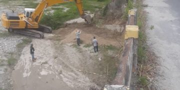 Construyen muro y revisan estructura de puente para proteger poblaciones de las aguas crecidas del rio Cheregué