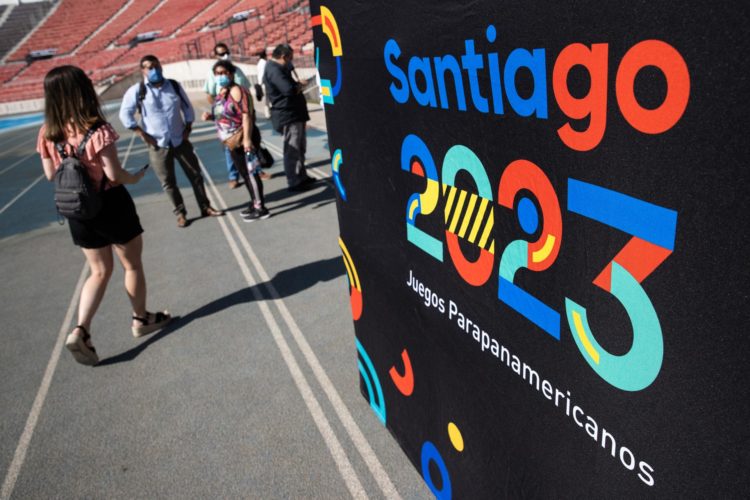 Fotografía de archivo de personas observando el cartel de los Juegos Panamericanos y Parapanamericanos de 2023, el 3 de febrero de 2022, en Santiago (Chile). EFE/Alberto Valdés
