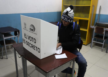 Cierran las urnas en Ecuador e inicia el escrutinio tras una votación sin incidentes