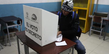 Cierran las urnas en Ecuador e inicia el escrutinio tras una votación sin incidentes