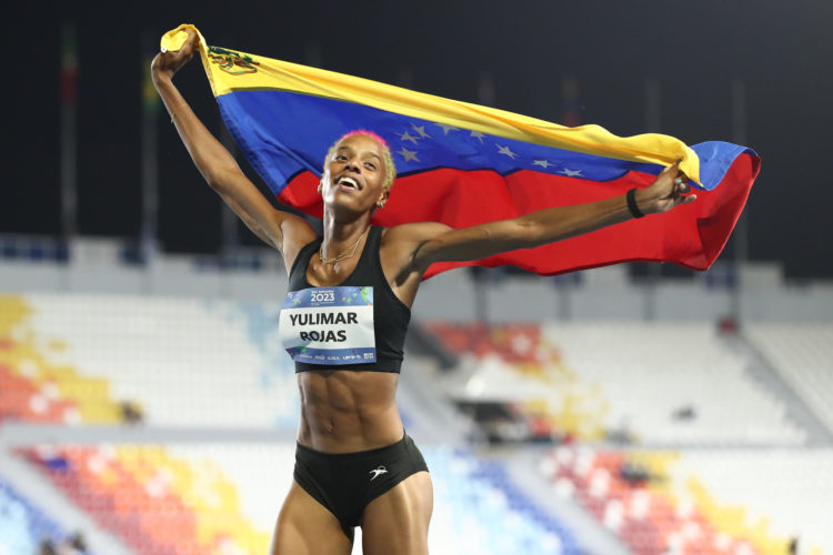 La triplista venezolana Yulimar Rojas, en una imagen de archivo tras conquistar el título de los Centroamericanos y del Caribe en julio pasado. EFE/ José Jácome
