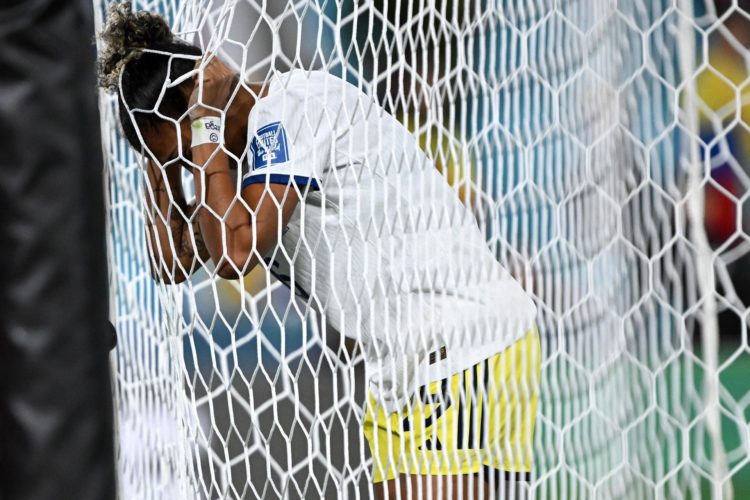 La colombiana Jorelyn Carabali se lamenta tras la derrota de su selección en cuartos de final del Mundial. EFE/EPA/DEAN LEWINS
