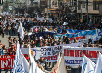Profesores chilenos presionan al Gobierno con movilización por mejoras laborales