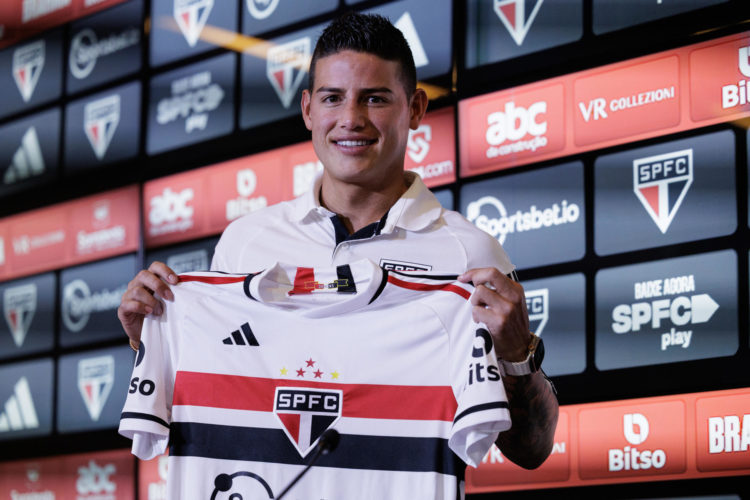 El futbolista colombiano James Rodríguez sostiene hoy la camiseta del Sao Paulo, durante su presentación como nuevo jugador del club, en Sao Paulo (Brasil). EFE/Isaac Fontana