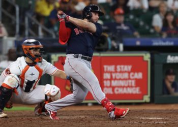 Wilyer Abreu marca el camino de los bates latinos en las Grandes Ligas