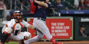 Wilyer Abreu marca el camino de los bates latinos en las Grandes Ligas