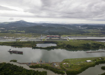 El canal de Panamá gestiona su «peor crisis» al operar con menos agua