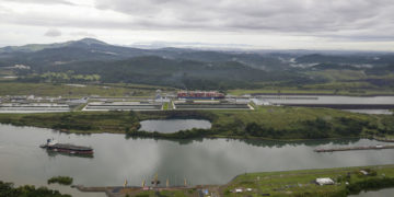 El canal de Panamá gestiona su «peor crisis» al operar con menos agua