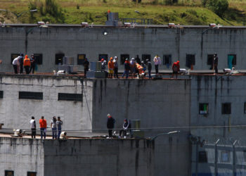 Continúa el motín en una cárcel de Ecuador con policías y guardias retenidos por los presos
